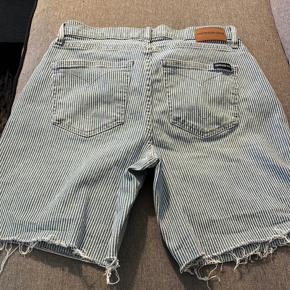 Calvin Klein Jeans size 6 railroad stripe high rise raw hem shorts.  Excellent - Picture 2 of 7